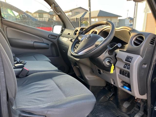 ���X�ł́A�X���ɖ����ԗ��̒����������Ă���܂��B