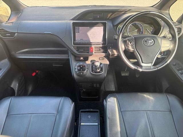 ヴォクシー ハイブリッドＶ　ＥＴＣ　バックカメラ　ナビ　ＴＶ　オートクルーズコントロール　両側電動スライドドア　オートライト　ＬＥＤヘッドランプ　エアロ　スマートキー　電動格納ミラー　シートヒーター　後席モニター　３列シート（2枚目）