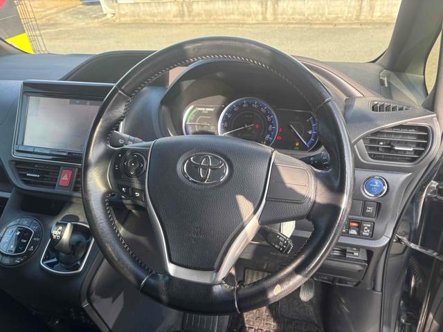 ヴォクシー ハイブリッドＶ　ＥＴＣ　バックカメラ　ナビ　ＴＶ　オートクルーズコントロール　両側電動スライドドア　オートライト　ＬＥＤヘッドランプ　エアロ　スマートキー　電動格納ミラー　シートヒーター　後席モニター　３列シート（3枚目）