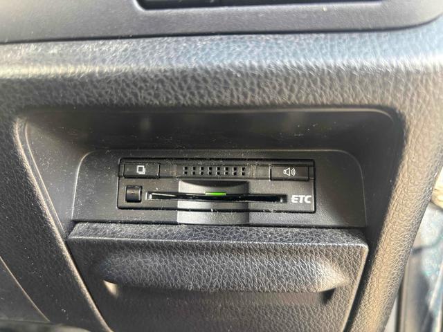 ヴォクシー ハイブリッドＶ　ＥＴＣ　バックカメラ　ナビ　ＴＶ　オートクルーズコントロール　両側電動スライドドア　オートライト　ＬＥＤヘッドランプ　エアロ　スマートキー　電動格納ミラー　シートヒーター　後席モニター　３列シート（10枚目）