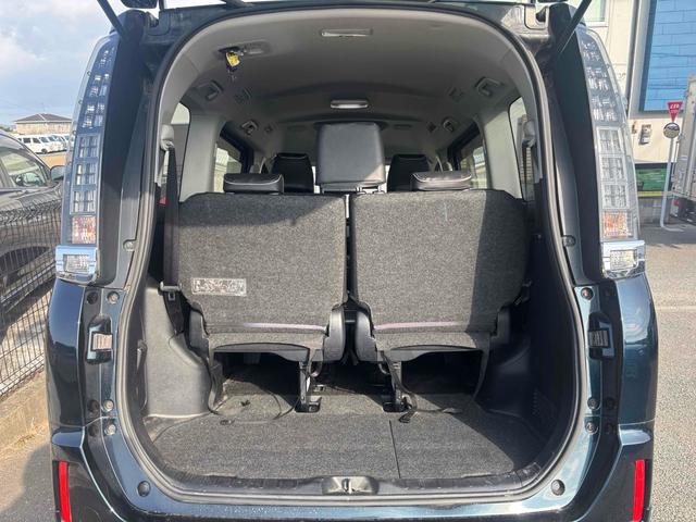 ヴォクシー ハイブリッドＶ　ＥＴＣ　バックカメラ　ナビ　ＴＶ　オートクルーズコントロール　両側電動スライドドア　オートライト　ＬＥＤヘッドランプ　エアロ　スマートキー　電動格納ミラー　シートヒーター　後席モニター　３列シート（19枚目）