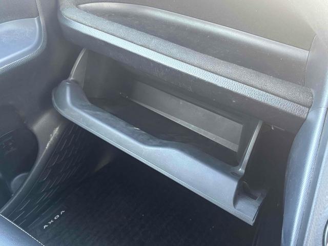 ヴォクシー ハイブリッドＶ　ＥＴＣ　バックカメラ　ナビ　ＴＶ　オートクルーズコントロール　両側電動スライドドア　オートライト　ＬＥＤヘッドランプ　エアロ　スマートキー　電動格納ミラー　シートヒーター　後席モニター　３列シート（26枚目）