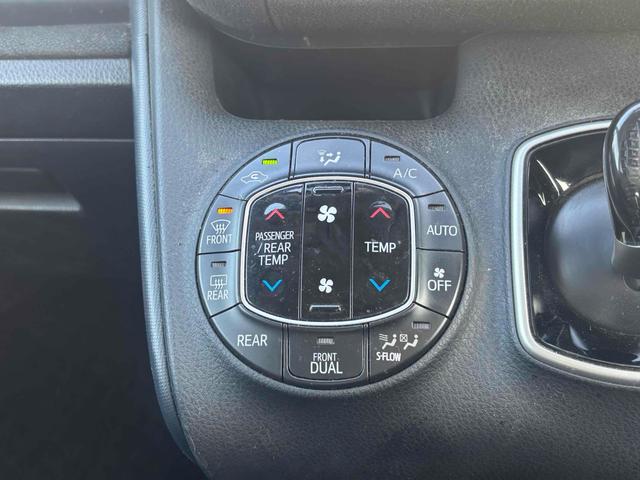 ヴォクシー ハイブリッドＶ　ＥＴＣ　バックカメラ　ナビ　ＴＶ　オートクルーズコントロール　両側電動スライドドア　オートライト　ＬＥＤヘッドランプ　エアロ　スマートキー　電動格納ミラー　シートヒーター　後席モニター　３列シート（28枚目）