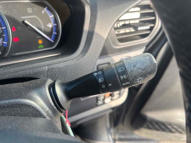 ヴォクシー ハイブリッドＶ　ＥＴＣ　バックカメラ　ナビ　ＴＶ　オートクルーズコントロール　両側電動スライドドア　オートライト　ＬＥＤヘッドランプ　エアロ　スマートキー　電動格納ミラー　シートヒーター　後席モニター　３列シート（50枚目）