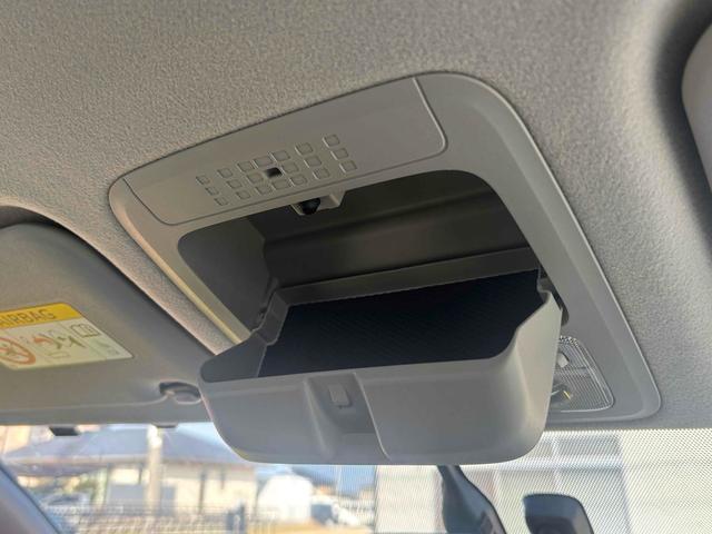 ヴォクシー ハイブリッドＶ　ＥＴＣ　バックカメラ　ナビ　ＴＶ　オートクルーズコントロール　両側電動スライドドア　オートライト　ＬＥＤヘッドランプ　エアロ　スマートキー　電動格納ミラー　シートヒーター　後席モニター　３列シート（56枚目）