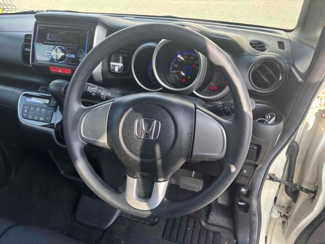 Ｎ－ＢＯＸカスタム Ｇ　両側スライド・片側電動　オートライト　ＨＩＤ　スマートキー　アイドリングストップ　電動格納ミラー　ベンチシート　ＣＶＴ　盗難防止システム　ＡＢＳ　ＥＳＣ　ＣＤ　ＵＳＢ　エアコン　パワーステアリング（3枚目）