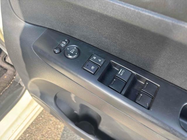 Ｎ－ＢＯＸカスタム Ｇ　両側スライド・片側電動　オートライト　ＨＩＤ　スマートキー　アイドリングストップ　電動格納ミラー　ベンチシート　ＣＶＴ　盗難防止システム　ＡＢＳ　ＥＳＣ　ＣＤ　ＵＳＢ　エアコン　パワーステアリング（11枚目）
