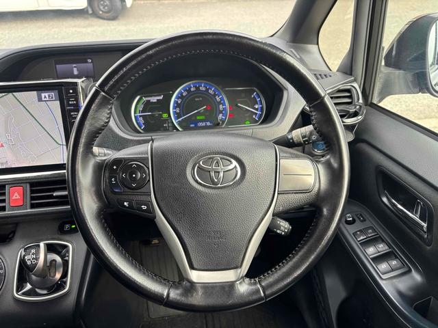 ヴォクシー ハイブリッドＶ　ワンオーナー　ＥＴＣ　バックカメラ　ナビ　ＴＶ　オートクルーズコントロール　両側スライド・片側電動　オートライト　ＬＥＤヘッドランプ　スマートキー　電動格納ミラー　シートヒーター　３列シート　ＣＶＴ（3枚目）