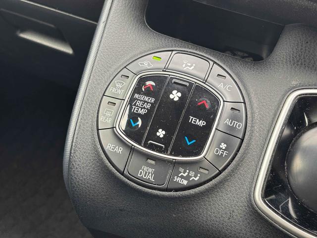 ヴォクシー ハイブリッドＶ　ワンオーナー　ＥＴＣ　バックカメラ　ナビ　ＴＶ　オートクルーズコントロール　両側スライド・片側電動　オートライト　ＬＥＤヘッドランプ　スマートキー　電動格納ミラー　シートヒーター　３列シート　ＣＶＴ（6枚目）