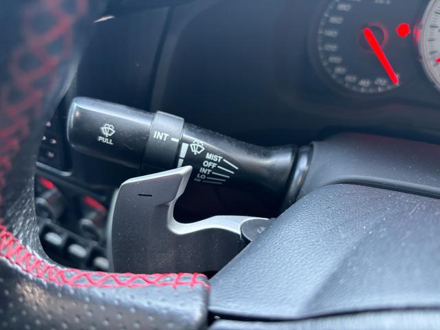 ８６ ＧＴリミテッド　ＥＴＣ　バックカメラ　ナビ　フルセグＴＶ　Ｂｌｕｅｔｏｏｔｈ　レーダー探知機　純正リヤスポイラー　シートヒーター　オートライト　ＨＩＤ　スマートキー　電動格納ミラー　アルミホイール　盗難防止システム（4枚目）