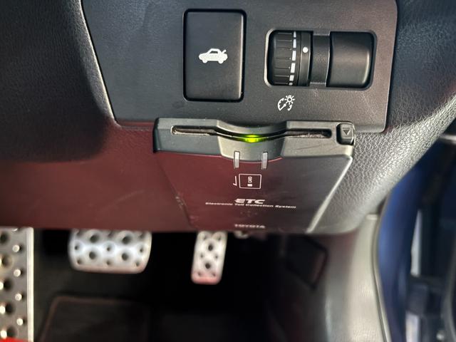 ８６ ＧＴリミテッド　ＥＴＣ　バックカメラ　ナビ　フルセグＴＶ　Ｂｌｕｅｔｏｏｔｈ　レーダー探知機　純正リヤスポイラー　シートヒーター　オートライト　ＨＩＤ　スマートキー　電動格納ミラー　アルミホイール　盗難防止システム（9枚目）