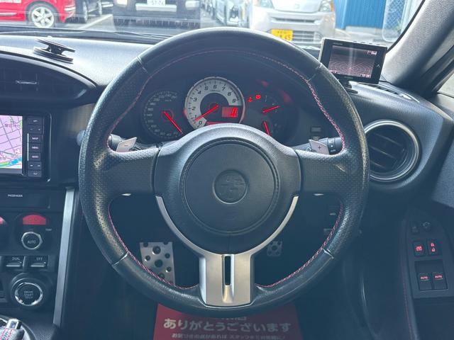 ８６ ＧＴリミテッド　ＥＴＣ　バックカメラ　ナビ　フルセグＴＶ　Ｂｌｕｅｔｏｏｔｈ　レーダー探知機　純正リヤスポイラー　シートヒーター　オートライト　ＨＩＤ　スマートキー　電動格納ミラー　アルミホイール　盗難防止システム（12枚目）