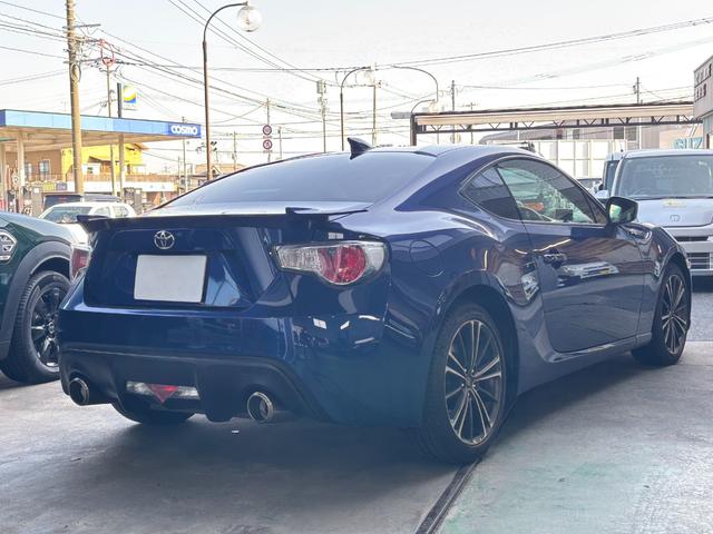 ８６ ＧＴリミテッド　ＥＴＣ　バックカメラ　ナビ　フルセグＴＶ　Ｂｌｕｅｔｏｏｔｈ　レーダー探知機　純正リヤスポイラー　シートヒーター　オートライト　ＨＩＤ　スマートキー　電動格納ミラー　アルミホイール　盗難防止システム（25枚目）