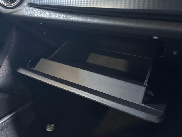 ８６ ＧＴリミテッド　ＥＴＣ　バックカメラ　ナビ　フルセグＴＶ　Ｂｌｕｅｔｏｏｔｈ　レーダー探知機　純正リヤスポイラー　シートヒーター　オートライト　ＨＩＤ　スマートキー　電動格納ミラー　アルミホイール　盗難防止システム（49枚目）