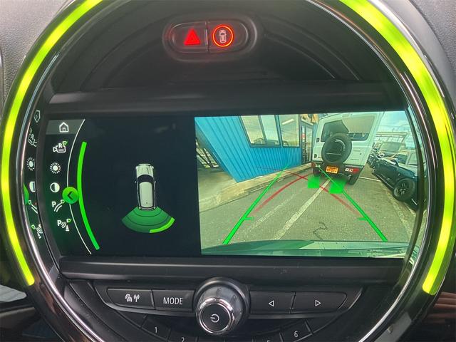 �M�������o�[�X�ɓ����Ǝԗ�����̉f�����f���o���A�o�b�N���̌�����E���T�|�[�g���郊���r���[�J�����I