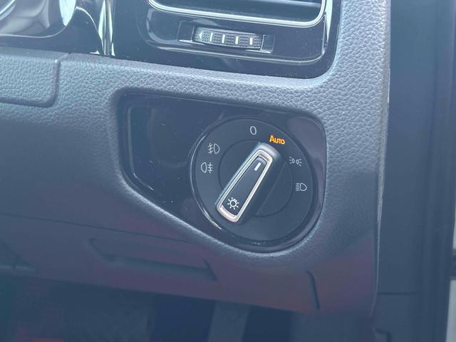 ���̖͂��邳�ɉ����Ď����I�Ƀw�b�h���C�g���I���^�I�t����I�[�g���C�g�V�X�e���𑕔����Ă���܂��B