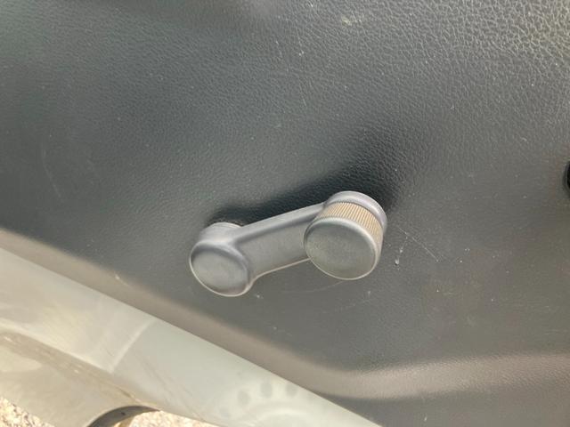 ＮＴ１００クリッパートラック ＤＸ　５速マニュアル　エアコン　パワステ　ラジオ　フレームガード　荷台ゴムマット　運転席助手席エアバック　三方開　積載量３５０ｋｇ（22枚目）