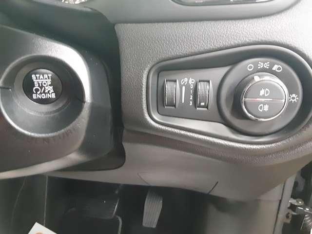 ジープ・レネゲード ブラックエディション 1年保証 社外ナビTV ETC 360°ドラレコ クルコン バックカメラ 自動パーキング コーナーセンサー レーンキープアシスト アイドリングストップ プッシュスタート スマートキー ルーフレール(15枚目)