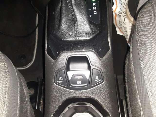 ジープ・レネゲード ブラックエディション 1年保証 社外ナビTV ETC 360°ドラレコ クルコン バックカメラ 自動パーキング コーナーセンサー レーンキープアシスト アイドリングストップ プッシュスタート スマートキー ルーフレール(16枚目)