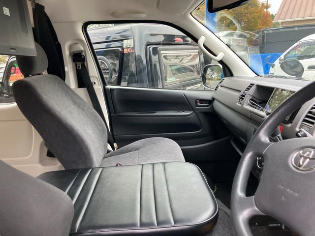 ハイエースワゴン ＧＬ　ロング　ミドルルーフ　キャンピング　ナビテレビ　バックカメラ　後席フリップダウンモニター　ＥＴＣ　キーレス　片側パワースライドドア　社外アルミホイール　サブバッテリー　ベッド　テーブル（16枚目）