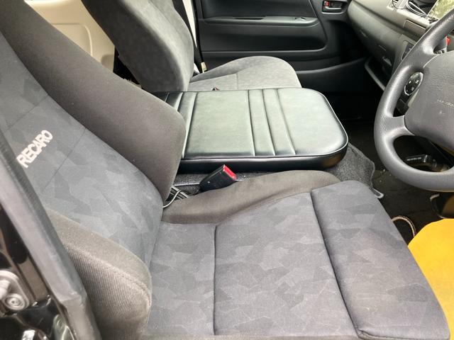 ハイエースワゴン ＧＬ　ロング　ミドルルーフ　キャンピング　ナビテレビ　バックカメラ　後席フリップダウンモニター　ＥＴＣ　キーレス　片側パワースライドドア　社外アルミホイール　サブバッテリー　ベッド　テーブル（18枚目）