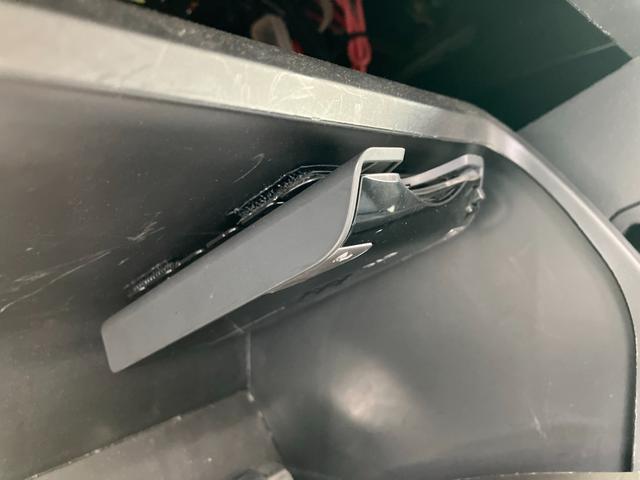 ハイエースワゴン ＧＬ　ロング　ミドルルーフ　キャンピング　ナビテレビ　バックカメラ　後席フリップダウンモニター　ＥＴＣ　キーレス　片側パワースライドドア　社外アルミホイール　サブバッテリー　ベッド　テーブル（31枚目）