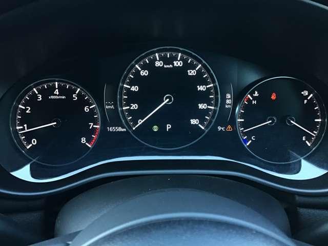 �����ړ��̏��Ȃ����ʃ]�[���ɑ��s����z�u�A���E��W���Ȃ��Z���^�[�f�B�X�v���C�̔z�u�A�Z���^�[�f�B�X�v���C�̑���̓R�}���_�[�R���g���[���ŉ\�B�^�]�ɏW���ł��K�v�ȏ��𓦂��Ȃ����C�A�E�g�ł��B