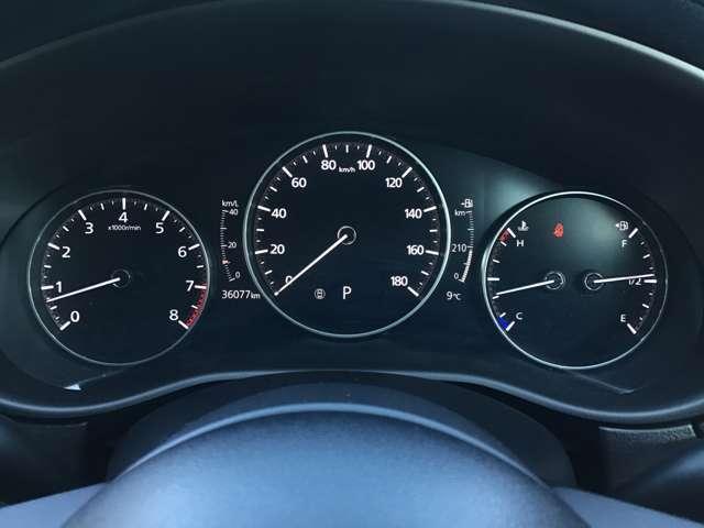 �����ړ��̏��Ȃ����ʃ]�[���ɑ��s����z�u�A���E��W���Ȃ��Z���^�[�f�B�X�v���C�̔z�u�A�Z���^�[�f�B�X�v���C�̑���̓R�}���_�[�R���g���[���ŉ\�B�^�]�ɏW���ł��K�v�ȏ��𓦂��Ȃ����C�A�E�g�ł��B