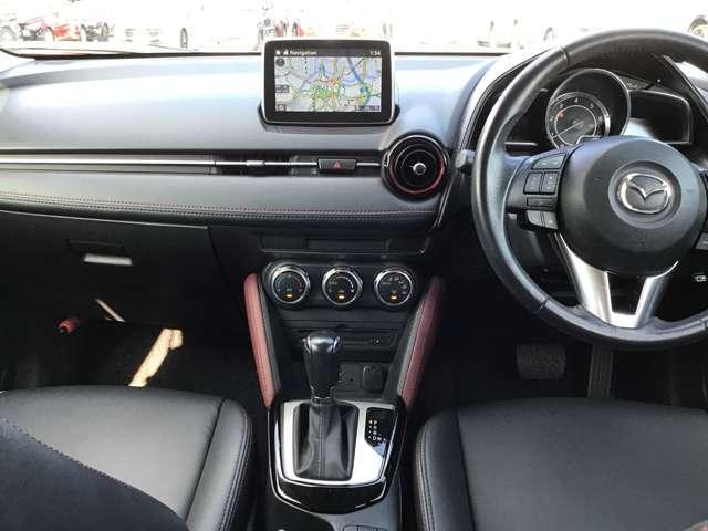 �����ړ��̏��Ȃ����ʃ]�[���ɑ��s����z�u�A���E��W���Ȃ��Z���^�[�f�B�X�v���C�̔z�u�A�Z���^�[�f�B�X�v���C�̑���̓R�}���_�[�R���g���[���ŉ\�B�^�]�ɏW���ł��K�v�ȏ��𓦂��Ȃ����C�A�E�g�ł��B