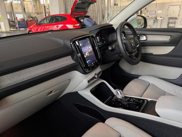 ＸＣ４０ アルティメット　Ｂ４　ＡＷＤ　４ＷＤ　認定中古車・ワンオーナー・禁煙車・弊社下取車・パノラマガラスサンルーフ・白革・前後シートヒーター・ステアリングヒーター・パワーテールゲート・オレフォスクリスタルシフトノブ（3枚目）