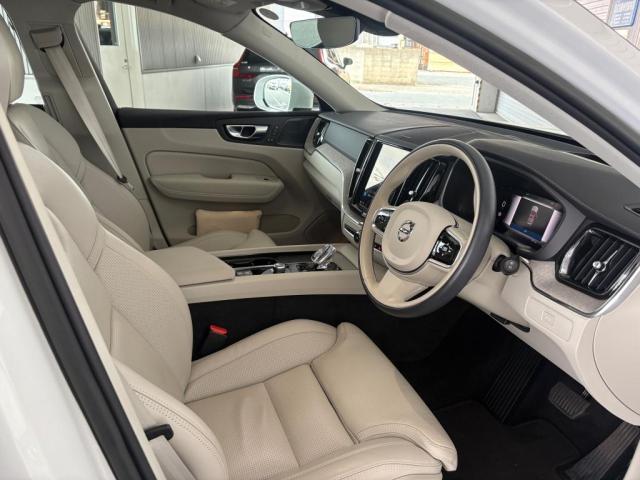 ＸＣ６０ アルティメット　Ｂ５　ＡＷＤ　４ＷＤ　サンルーフ　グーグル搭載車　３６０度カメラ　Ｈａｒｍａｎ　ｋａｒｄｏｎスピーカー　シートヒーター　ハンドルヒーター　シートクーラー　リアシートヒーター（10枚目）