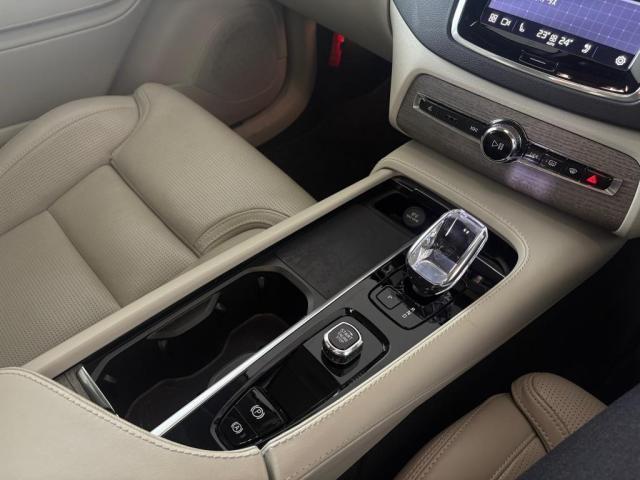 ＸＣ６０ アルティメット　Ｂ５　ＡＷＤ　４ＷＤ　サンルーフ　グーグル搭載車　３６０度カメラ　Ｈａｒｍａｎ　ｋａｒｄｏｎスピーカー　シートヒーター　ハンドルヒーター　シートクーラー　リアシートヒーター（14枚目）