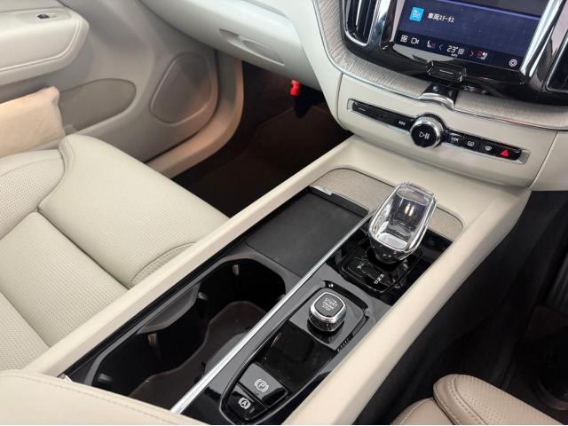 ＸＣ６０ アルティメット　Ｂ５　ＡＷＤ　４ＷＤ　サンルーフ　グーグル搭載車　３６０度カメラ　Ｈａｒｍａｎ　ｋａｒｄｏｎスピーカー　シートヒーター　ハンドルヒーター　シートクーラー　リアシートヒーター（15枚目）