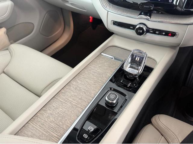 ＸＣ６０ アルティメット　Ｂ５　ＡＷＤ　４ＷＤ　サンルーフ　グーグル搭載車　３６０度カメラ　Ｈａｒｍａｎ　ｋａｒｄｏｎスピーカー　シートヒーター　ハンドルヒーター　シートクーラー　リアシートヒーター（16枚目）