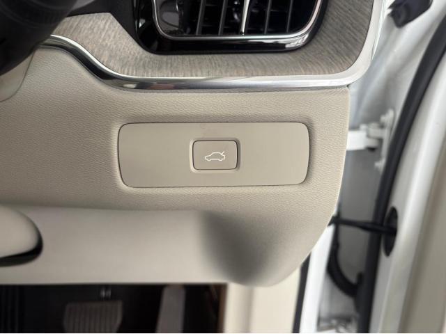 ＸＣ６０ アルティメット　Ｂ５　ＡＷＤ　４ＷＤ　サンルーフ　グーグル搭載車　３６０度カメラ　Ｈａｒｍａｎ　ｋａｒｄｏｎスピーカー　シートヒーター　ハンドルヒーター　シートクーラー　リアシートヒーター（17枚目）