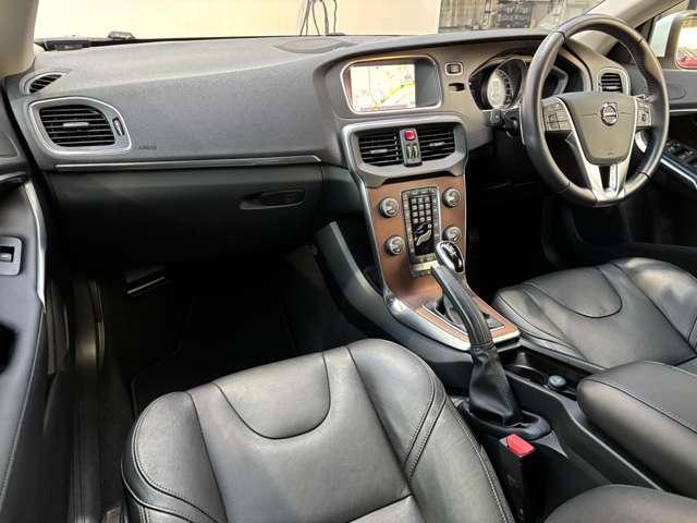 Ｖ４０ Ｔ３　インスクリプション　認定中古車・禁煙車・ブラックレザー・ｈａｒｍａｎ／ｋａｒｄｏｎ・シートヒーター・バックカメラ・純正ＨＤＤナビ・ＴＶ・Ｂｌｕｅｔｏｏｔｈ・パワーシート・シートメモリー（3枚目）