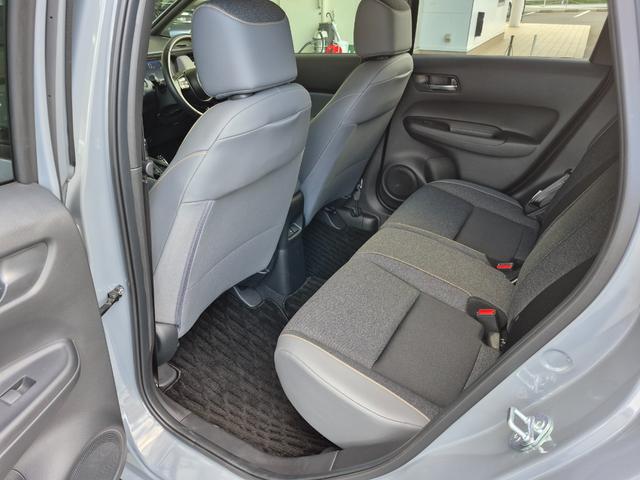 フィット e:HEVRS 当社代車使用/純正メモリナビ(フルセグ/Bluetooth/USB)/バックカメラ/ビルトインETC2.0/コーナーセンサー/パドルシフト/RS専用インテリア/ホンダセンシング(42枚目)