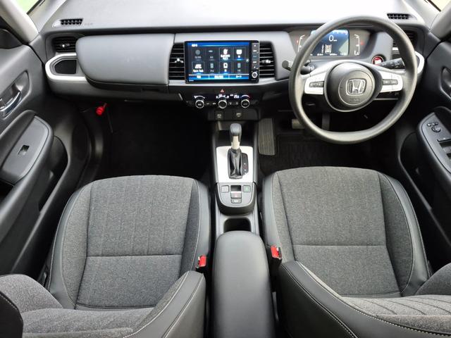 フィット ホーム　当社代車使用／メーカー純正メモリナビ（フルセグ／ＣＤ／ＤＶＤ／Ｂｌｕｅｔｏｏｔｈ／ＵＳＢ）／バックカメラ／ＬＥＤヘッドライト／コーナーセンサー／ブレーキホールド／ホンダセンシング（6枚目）