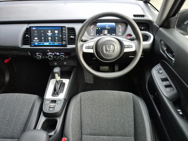 フィット ホーム　当社代車使用／メーカー純正メモリナビ（フルセグ／ＣＤ／ＤＶＤ／Ｂｌｕｅｔｏｏｔｈ／ＵＳＢ）／バックカメラ／ＬＥＤヘッドライト／コーナーセンサー／ブレーキホールド／ホンダセンシング（7枚目）