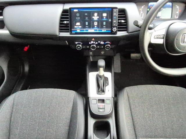 フィット ホーム　当社代車使用／メーカー純正メモリナビ（フルセグ／ＣＤ／ＤＶＤ／Ｂｌｕｅｔｏｏｔｈ／ＵＳＢ）／バックカメラ／ＬＥＤヘッドライト／コーナーセンサー／ブレーキホールド／ホンダセンシング（9枚目）