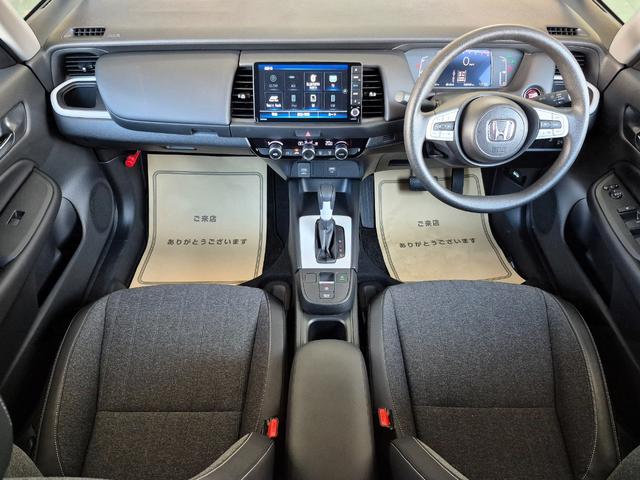 フィット ホーム　当社代車使用／メーカー純正メモリナビ（フルセグ／ＣＤ／ＤＶＤ／Ｂｌｕｅｔｏｏｔｈ／ＵＳＢ）／バックカメラ／ＬＥＤヘッドライト／コーナーセンサー／ブレーキホールド／ホンダセンシング（6枚目）