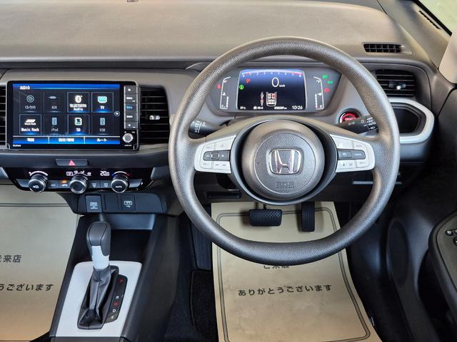 フィット ホーム　当社代車使用／メーカー純正メモリナビ（フルセグ／ＣＤ／ＤＶＤ／Ｂｌｕｅｔｏｏｔｈ／ＵＳＢ）／バックカメラ／ＬＥＤヘッドライト／コーナーセンサー／ブレーキホールド／ホンダセンシング（7枚目）