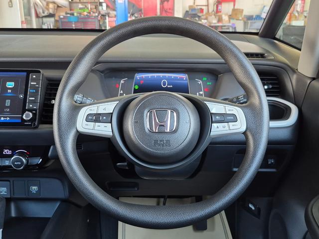 フィット ホーム　当社代車使用／メーカー純正メモリナビ（フルセグ／ＣＤ／ＤＶＤ／Ｂｌｕｅｔｏｏｔｈ／ＵＳＢ）／バックカメラ／ＬＥＤヘッドライト／コーナーセンサー／ブレーキホールド／ホンダセンシング（8枚目）