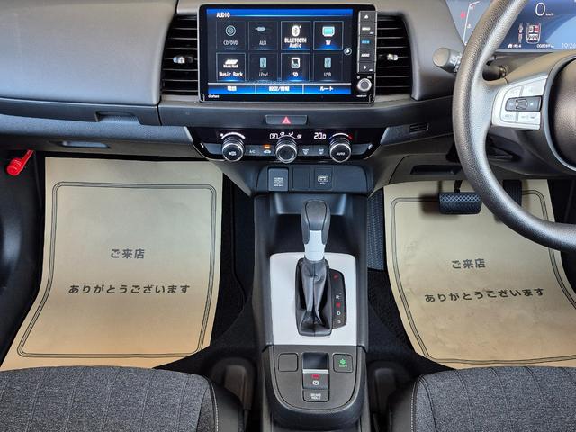 フィット ホーム　当社代車使用／メーカー純正メモリナビ（フルセグ／ＣＤ／ＤＶＤ／Ｂｌｕｅｔｏｏｔｈ／ＵＳＢ）／バックカメラ／ＬＥＤヘッドライト／コーナーセンサー／ブレーキホールド／ホンダセンシング（9枚目）