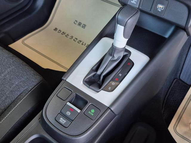 フィット ホーム　当社代車使用／メーカー純正メモリナビ（フルセグ／ＣＤ／ＤＶＤ／Ｂｌｕｅｔｏｏｔｈ／ＵＳＢ）／バックカメラ／ＬＥＤヘッドライト／コーナーセンサー／ブレーキホールド／ホンダセンシング（14枚目）