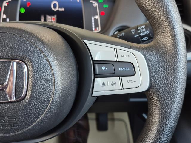 フィット ホーム　当社代車使用／メーカー純正メモリナビ（フルセグ／ＣＤ／ＤＶＤ／Ｂｌｕｅｔｏｏｔｈ／ＵＳＢ）／バックカメラ／ＬＥＤヘッドライト／コーナーセンサー／ブレーキホールド／ホンダセンシング（17枚目）