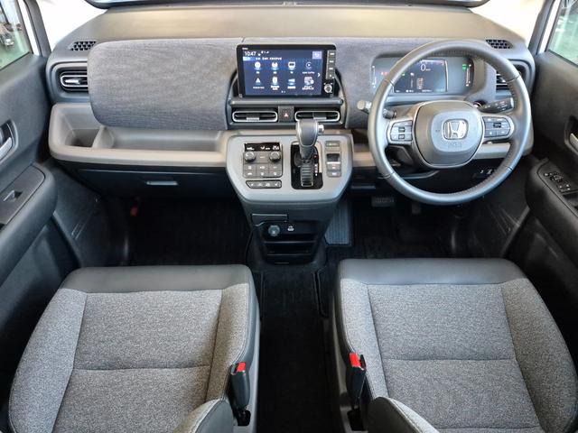 フリード エアーＥＸ　当社代車使用／純正９インチナビ（フルセグ／Ｂｌｕｅｔｏｏｔｈ／ＵＳＢ）／バックカメラ／コーナーセンサー／両側電動スライド／ホンダセンシング／シートヒーター／オートライト（2枚目）