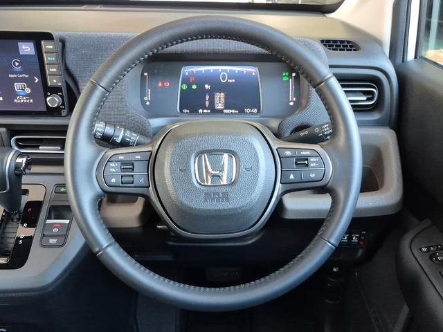 フリード エアーＥＸ　当社代車使用／純正９インチナビ（フルセグ／Ｂｌｕｅｔｏｏｔｈ／ＵＳＢ）／バックカメラ／コーナーセンサー／両側電動スライド／ホンダセンシング／シートヒーター／オートライト（4枚目）