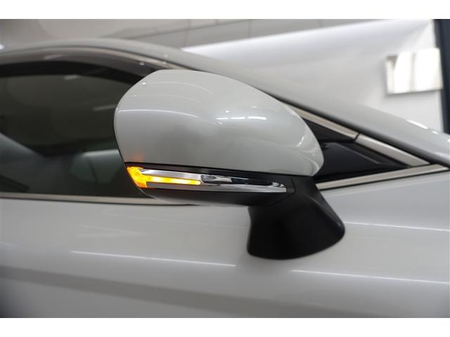 �T�C�h�^�[�������v�t���h�A�~���[�͉E���܎��ɂ܂��̃N���}����s�҂��王�F�����m�ۂ��܂��B