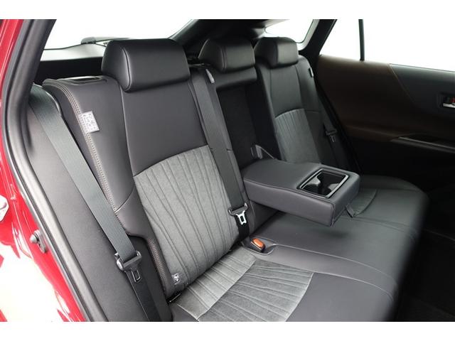 �Z�J���h�V�[�g�̃Z���^�[�ɂ̓A�[�����X�g��������܂��B�K�v�Ȃ����͒��ˏグ�ĉ��K�ȋ�Ԃ��I�@�������h���C�u���ꂽ�����͕I���|���Ȃ���̂�т�h���C�u�o���܂���